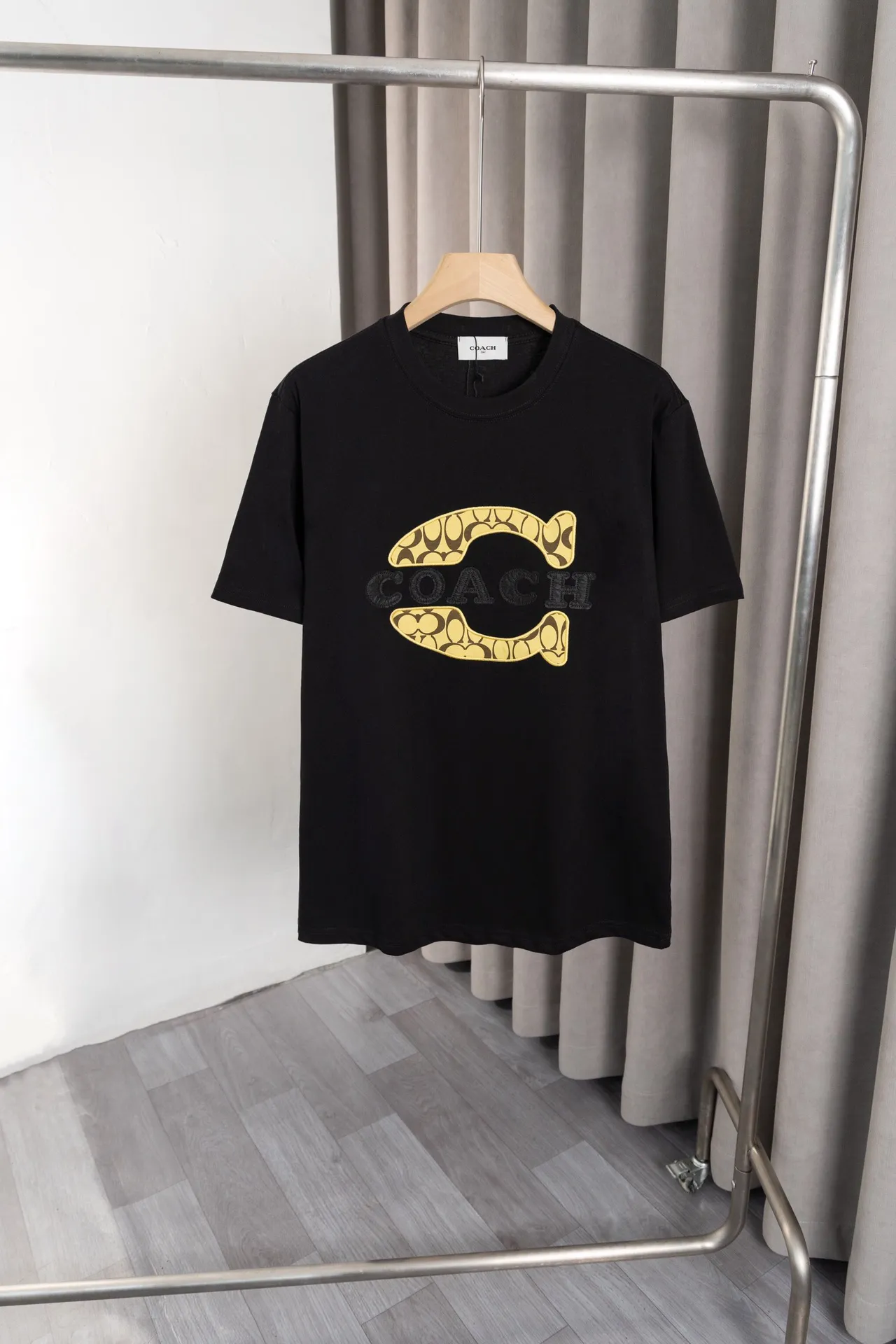 X 013 COACH𦸅Chi 25ss New Arrival T-shirt, embroidery craft brand logo Classic design, highly customized, double gauze pure cotton fabric, soft fabric, fashionable Versatile, Same Style for men and women. Color: Black, White Size: S～XXL Request a copy